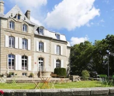 Façade d'un manoir avec bassin et jardin au premier plan ZEcamping 3 étoiles pet friendly piscine chauffée et piscine couverte