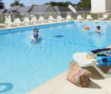 Piscine extérieure avec transats et baigneurs au ZEcamping 3 étoiles pet friendly piscine chauffée et piscine couverte