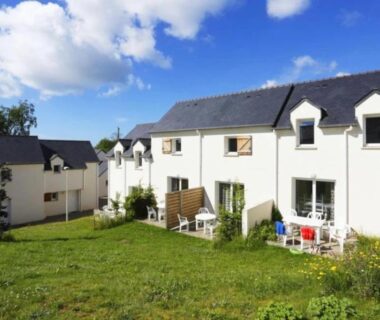 Pelouse et terrasses devant les logements du camping ZEcamping 3 étoiles pet friendly