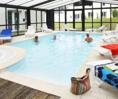 Piscine couverte chauffée avec jacuzzi et transats au ZEcamping 3 étoiles pet friendly