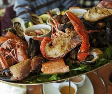 Assiette et plateau de fruits de mer sur table au ZEcamping 3 étoiles pet friendly piscine chauffée et piscine couverte