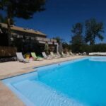 Piscine extérieure avec transats au ZEcamping 3 étoiles pet friendly