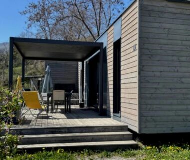 Terrasse en bois avec table et fauteuils au ZEcamping 3 étoiles pet friendly restaurant avec une vue panoramique