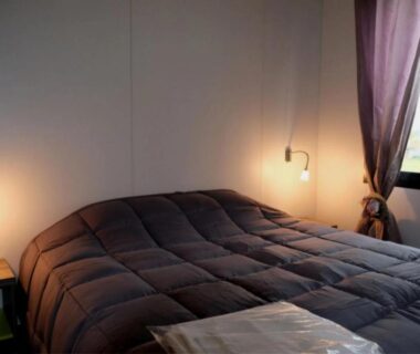 Chambre avec lit double et lampes au ZEcamping 3 étoiles pet friendly