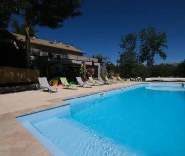Piscine extérieure avec transats au ZEcamping 3 étoiles pet friendly