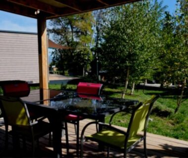 Terrasse couverte avec table et chaises du ZEcamping 3 étoiles pet friendly restaurant avec une vue panoramique