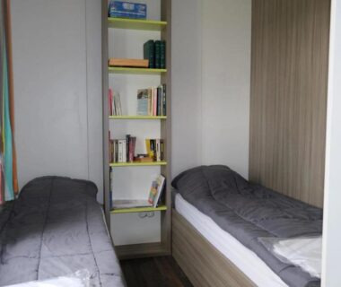 Intérieur chambre avec deux lits simples au ZEcamping 3 étoiles pet friendly restaurant avec une vue panoramique