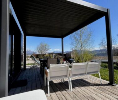 Terrasse couverte avec chaises et vue montagnes au ZEcamping 3 étoiles pet friendly restaurant avec une vue panoramique