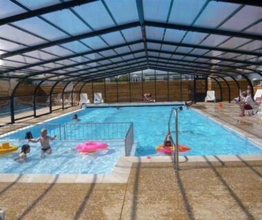 Piscine couverte chauffée avec pataugeoire au ZEcamping 3 étoiles piscine chauffée club enfant dog friendly