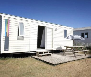 Mobil-home avec terrasse et table extérieure au ZEcamping 3 étoiles piscine chauffée club enfant dog friendly