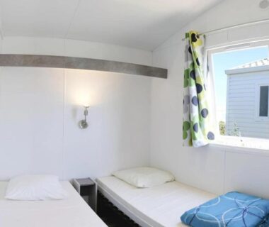 Chambre avec deux lits dans le mobil-home ZEcamping 3 étoiles
