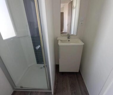Salle de bain avec douche et lavabo dans le ZEcamping 3 étoiles piscine chauffée club enfant dog friendly