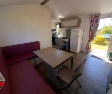 Coin repas et kitchenette dans un mobil home au ZEcamping 3 étoiles piscine chauffée club enfant dog friendly