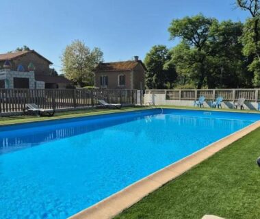 Piscine extérieure et transats au ZEcamping 3 étoiles