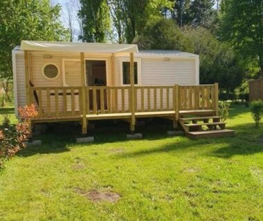 Mobil-home sur terrasse en bois sur pelouse au ZEcamping 3 étoiles piscine chauffée dog friendly locatif BBQ clim