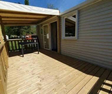 Terrasse en bois avec table et pergola du mobil-home ZEcamping 3 étoiles