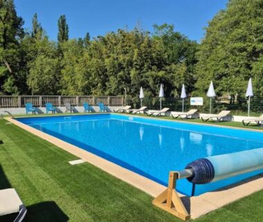 Piscine extérieure bordée de transats au ZEcamping 3 étoiles piscine chauffée dog friendly locatif BBQ clim