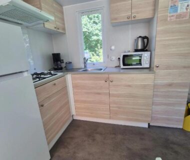 Cuisine équipée dans le locatif du ZEcamping 3 étoiles piscine chauffée dog friendly locatif BBQ clim