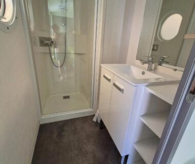 Salle de bain avec douche et lavabo dans le mobil-home du ZEcamping 3 étoiles piscine chauffée dog friendly locatif