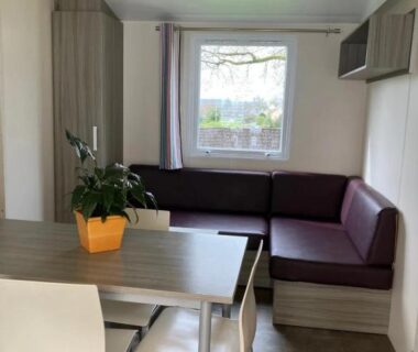Intérieur coin repas avec banquette et table dans le mobil-home ZEcamping 3 étoiles piscine chauffée et club enfant