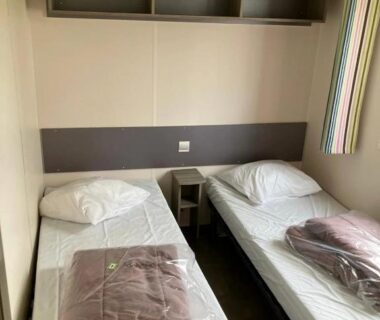Chambre avec deux lits simples au ZEcamping 3 étoiles