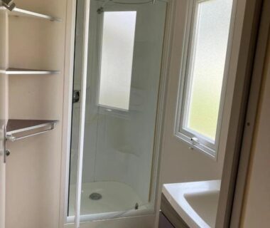 Salle de bains avec cabine de douche et lavabo du ZEcamping 3 étoiles