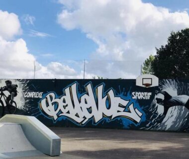 Skatepark extérieur avec mur graffiti et panier de basket au ZEcamping 3 étoiles