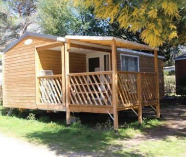 Mobil-home sur terrasse ombragée au ZEcamping 3 étoiles piscine chauffée et pataugeoire pet friendly