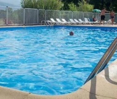 Piscine extérieure avec échelle et transats au ZEcamping 3 étoiles piscine chauffée et pataugeoire pet friendly
