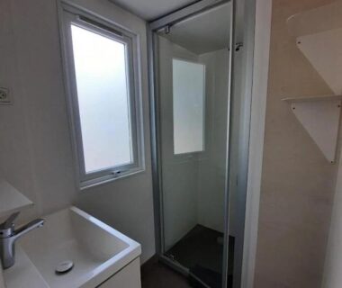 Salle de bain avec douche cabine et lavabo au ZEcamping 3 étoiles
