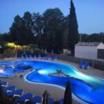 Piscine extérieure éclairée au crépuscule du camping ZEcamping 3 étoiles