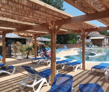 Espace piscine avec transats et pergolas au ZEcamping 3 étoiles piscine chauffée soirées animées bar et restaurant