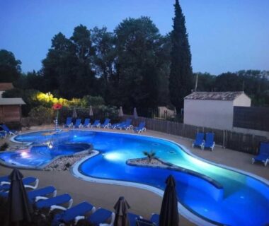 Piscine extérieure éclairée au crépuscule du camping ZEcamping 3 étoiles