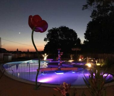 Piscine éclairée au crépuscule du ZEcamping 3 étoiles