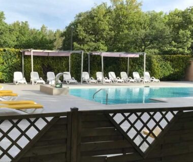 Piscine extérieure avec transats et pergolas au ZEcamping 3 étoiles piscine