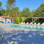Piscine extérieure et transats au ZEcamping 3 étoiles piscine proche Provence et Méditerranée