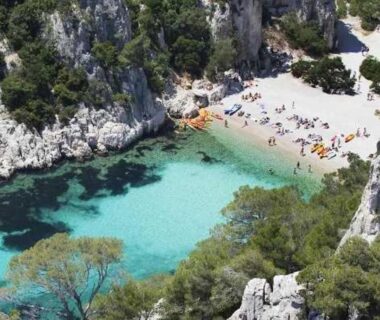 Calanque aux eaux turquoises et petite plage dans les falaises au ZEcamping 3 étoiles piscine