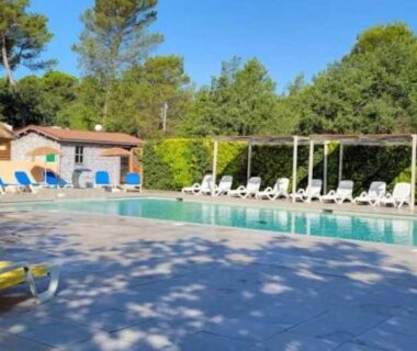 Piscine extérieure et transats au ZEcamping 3 étoiles piscine proche Provence et Méditerranée