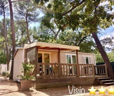 Terrasse en bois ombragée devant mobil-home au ZEcamping 3 étoiles piscine proche Provence et méditerranée