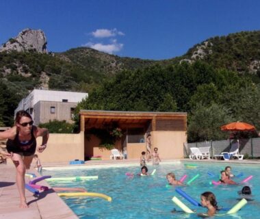 Piscine extérieure avec baigneurs et transats au ZEcamping 3 familial animaux acceptés bar piscine et soirées animées
