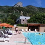 Drôme piscine extérieure avec transats et parasols au ZEcamping 3 familial animaux acceptés bar piscine et soirées animées
