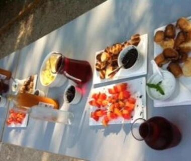 Table en terrasse avec jus confitures viennoiseries et fruits au ZEcamping 3 familial animaux acceptés bar piscine et soirées animées