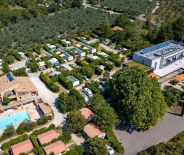 Vue aérienne du camping avec piscine et mobil-homes au ZEcamping 3 familial