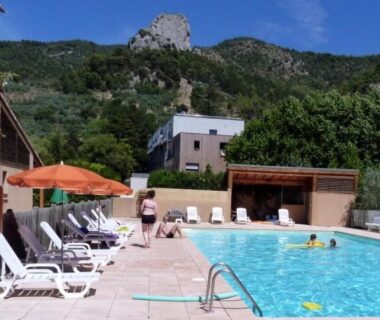 Drôme piscine extérieure avec transats et parasols au ZEcamping 3 familial animaux acceptés bar piscine et soirées animées