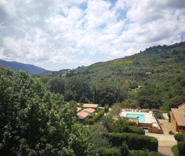 Vue sur la piscine et les mobil-homes dans la vallée au ZEcamping 3 familial animaux acceptés