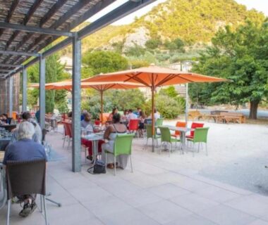 Terrasse extérieure avec parasols et tables au ZEcamping 3 familial animaux acceptés bar piscine et soirées animées