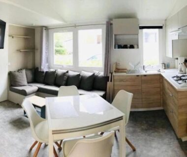 Salon avec canapé et kitchenette dans le mobil-home ZEcamping 4 étoiles 2km plage piscine chauffée animaux acceptés club enfant