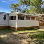 Emplacement boisé avec mobil-home et terrasse couverte au ZEcamping 4 étoiles