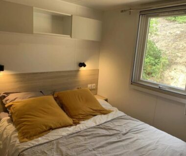Chambre avec lit double et fenêtre au ZEcamping 4 étoiles 2km plage piscine chauffée animaux acceptés club enfant