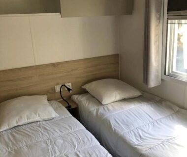 Chambre avec deux lits dans mobil-home du ZEcamping 4 étoiles 2km plage piscine chauffée animaux acceptés club enfant